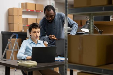 Çeşitli çalışanlar depodaki nakliye alanında çalışıyor, küçük işletme personeli yerel bir dağıtım merkezi için envanter ve ürün sevkiyatı yapıyor. Doğru sıralama işlemi.