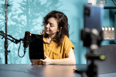 Teknoloji meraklıları için stüdyo filmleri tablet video eleştirisi üzerinde etkili. Viral medya yıldızı internet şovuna ev sahipliği yapıyor, dijital taşınabilir cihazları açıyor, incelikten etkileniyor