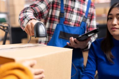 Yeni başlayanlar, erzak odasında barkodları ve faturaları işleme koyuyorlar. Hava yolları faturaları ve yerel teslimat ve ekspres sevkiyat etiketleriyle paketler hazırlanıyor.
