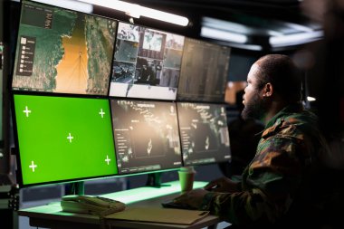 Ordu telekomünikasyon sistemi ajanı radyo ve uydu teknolojisi kullanıyor, muharebe desteği sağlıyor, sahte ekranları izliyor. Asker iletişim ağlarını yönetiyor, kroma anahtar monitörlerine bakıyor