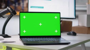 Boş depo alanı emniyette izole edilmiş kroma anahtar görüntüsü, sipariş işleme ve e-ticaret kargo malları yöneticiliği gösteriyor. Raflarda raflar ve paketler olan bir depo..