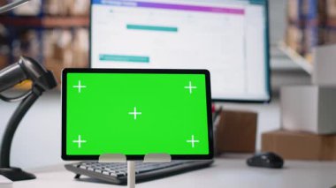 Sanayi deposunda Chroma anahtarı sergileniyor. Bilgisayar ve paket takibi, teslimat merkezi çevrimiçi alışveriş e-ticaret büyük ölçekli ticaret için ticari paketler..