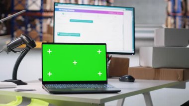 Boş depo alanı emniyette izole edilmiş kroma anahtar görüntüsü, sipariş işleme ve e-ticaret kargo malları yöneticiliği gösteriyor. Raflarda raflar ve paketler olan bir depo..