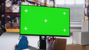 Boş endüstriyel depo ekranı gösteriyor. İnternetteki alışveriş e-ticaret işi için kargo paketlerini kopyalama, tamamlama merkezi modelleri var. Yerel marka depolama odası.