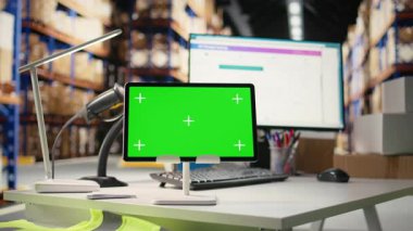 Boş depo alanı emniyette izole edilmiş kroma anahtar görüntüsü, sipariş işleme ve e-ticaret kargo malları yöneticiliği gösteriyor. Raflarda raflar ve paketler olan bir depo..