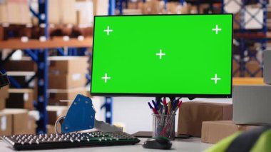 Boş depo, bilgisayar ekranında yeşil ekran çalışıyor, sipariş işleme ve e-ticaret kargo ürünleriyle ilgileniyor. Endüstriyel rafları ve rafları olan bir depo..