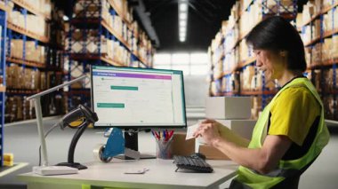 Dağıtım merkezi personeli paketlere yanlış etiketler basıyor ve uyguluyor, bir depoda yelek giyiyor. Siparişleri tamamlamak ve takip etmek için barkod havayolu faturası ve nakliye etiketleri kullanılıyor. Kamera A.