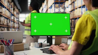 Asyalı çalışan bilgisayar monitöründe izole edilmiş bir model ekran kullanıyor, tedarik zinciri sistemi ve paket izleme servisi için kullanılan bir iş yazılımı. Gerçek zamanlı sipariş yerine getirilmesi. Kamera A.