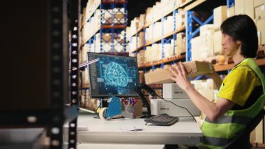 Barkodları taramak için yapay zeka kullanan Asyalı erkek işçi, rota detayları için rota bilgileri ve yapay zeka destekli otomasyon araçları kaydediyor. Depoda sanal yardım. Kamera A.