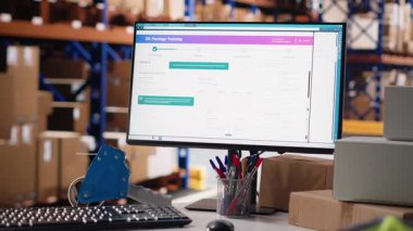 Sanayi rafları ve rafları ile boş modern depo çevrimiçi alışveriş malzemeleri için kullanılan küçük marka, depo deposundan ekspres teslimat sağlar. Depo odası.