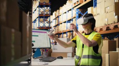 Çalışan, e-ticaret işlemlerini geliştirmek, envanter ürünlerini incelemek ve paket izleme yazılımındaki paket durumunu izlemek için sanal gerçeklik gözlüğü kullanır. VR kulaklık teknolojisi. Kamera A.