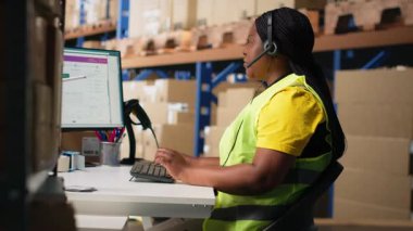 Müşteri desteği çalışanlarının e-ticaret siparişleri ile ilgilenmesi, müşterilere yanıt vermesi ve sevkiyat gecikmeleri veya yanlış teslimat adresleri hakkında bilgi edinmelerine yardımcı olması. Kamera B.