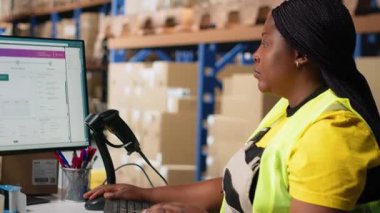 Barkodları yöneten personel, çevrimiçi alışveriş siparişleri, nakliye etiketli ürünler ve kolay teslimat için ayrıntıları tarama görevlerini aksatmaktadır. Memnuniyet merkezi çalışanı. Kamera B.