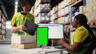 Personel veri girişi, envanter izleme motifleri ve görsel veya barkod yazıcı arayüzleri için depolama odasındaki kopya uzay monitörünü gözden geçirir. Dağıtım merkezi personeli kargoyu yönetir. Kamera A.