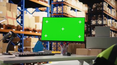 Boş depo, bilgisayar ekranında yeşil ekran çalışıyor, sipariş işleme ve e-ticaret kargo ürünleriyle ilgileniyor. Endüstriyel rafları ve rafları olan bir depo..