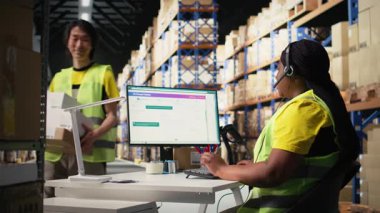 Müşteri desteği çalışanlarının e-ticaret siparişleri ile ilgilenmesi, müşterilere yanıt vermesi ve sevkiyat gecikmeleri veya yanlış teslimat adresleri hakkında bilgi edinmelerine yardımcı olması. Kamera A.