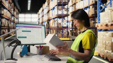 Dağıtımdan önce karton kutuları ve paket izleme, işleme işleme için awb etiketlerini doğrulayan işçiler. Elektronik ticaret deposunda endüstriyel raflarla çalışan bir adam. Kamera A.