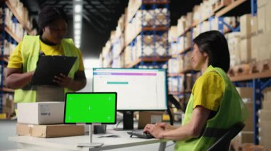 Afrikalı Amerikalı bir çalışan, bilgisayar üzerinde izole edilmiş bir model ekran kullanıyor, tedarik zinciri sistemi ve paket izleme servisi için kullanılan bir iş yazılımı. Gerçek zamanlı sipariş tamamlama gösterimleri. Kamera A.