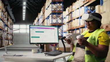 Sanal gerçeklik gözlüklü zenci kadın çalışan üç boyutlu simülasyon yoluyla siparişleri yerine getiriyor paket izleme yazılımında paket durumu. Yapay zeka envanter kontrolü. Kamera A.