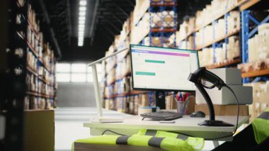 Çevrimiçi alışveriş yapan küçük markalardan kargo taşımak için kullanılan boş profesyonel depo. Depo deposundan ekspres teslimat sağlanıyor. Depo odası.