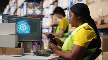 Depodaki işlemleri yürütmek için yapay zeka otomasyon sistemli barkodları tarayan genç bir kadın. İzleme yazılımını yönetiyor. Yoğun dağıtım merkezindeki etiketlerin sevkiyat detayları. Kamera B.