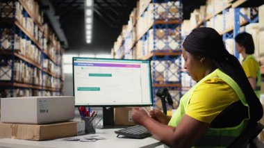 Paket takibi için depo tedarik ve talep operasyonları, hızlı teslimat servisi için sevkiyat detaylarını kontrol etmek. Büyük bir depoda envanter kontrolü için mal ruhsatı işletiyorum. Kamera A.