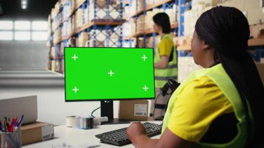 Afrikalı Amerikalı çalışanlar, bilgisayar üzerinde izole edilmiş bir model ekran, tedarik zinciri sistemi ve paket izleme servisi için kullanılan bir iş yazılımı kullanıyor. Gerçek zamanlı sipariş tamamlama gösterimleri. Kamera A.