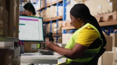 Paket takibi için depo tedarik ve talep operasyonları, hızlı teslimat servisi için sevkiyat detaylarını kontrol etmek. Büyük bir depoda envanter kontrolü için mal ruhsatı işletiyorum. Kamera B.