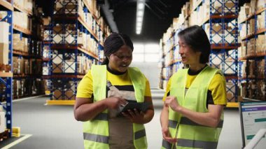 Çeşitli personel sipariş işleme ve yerine getirmek için tablet kullanıyor, depo alanında ambalaj malzemeleri üzerinde çalışıyor ve kolayca ithalat ürünleri dağıtımı sağlıyor. Kamera A.