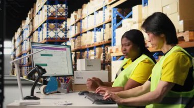 Afrika kökenli Amerikalı ve Asyalı işçiler sevkiyat güzergahını ve bilgisayar yazılımları hakkındaki gerçek zamanlı izleme bilgilerini gözden geçiriyorlar. Lojistik merkezindeki siparişleri düzenliyorlar. Kamera A.