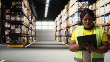 Yelekli Afrikalı Amerikalı bir kadın yardım hattını arıyor. Paket takibi ya da diğer sevkiyat bilgileri için yardıma ihtiyacı olan insanlara yardım ediyor. E-ticaret aktivitesi. Kamera A.