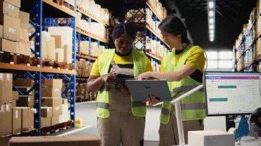 Satış işlerini yöneten, ambardan ürün taşıyan çok ırklı bir grup var. İthalat ihracatını denetleyen meslektaşlar. Kamera A.