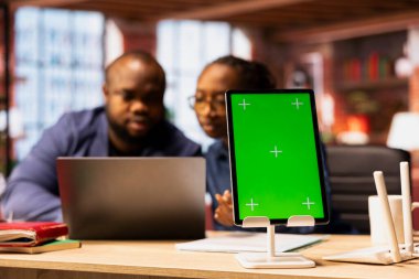 Afrika kökenli Amerikalı çiftler, internet üzerinden kroma anahtarının yanında sorun çözme rehberine göz atıyorlar. Yönlendirici sorunlarını çözmek ve ev ağlarını onarmak için birlikte çalışıyorlar. Bağımsızlar görevleri çözmek için mücadele ediyorlar.