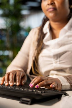 Siyahi işletme müdürü, bütçe analizi ve strateji geliştirme çalışmalarına katılarak şirket büyümesi ve çalışan işbirliği hedeflerini destekledi. Strateji belirleme.