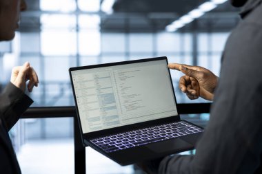 Bilgisayar kullanarak veri merkezinde yazılım geliştiriciler, makine öğrenme modelleri kullanıyorlar. Altyapı ihtiyaçlarını karşılamak ve kaynakları verimli bir şekilde tahsis etmek için dizüstü bilgisayar kullanan işçilerin kapatılması