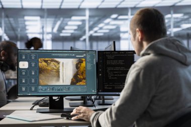 Sunucu merkezindeki teknisyen yapay zeka yazılımının metni fotoğrafa dönüştürmesini sağlıyor. Veri Merkezi çalışanı, kelimeleri resme dönüştüren yapay zeka üretecinden metne metin yazıyor.