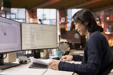 Kıdemli teknoloji firması İK yöneticisi iş açılışı için adayları belirliyor, yetenekleri belirlemek için özgeçmişleri gözden geçiriyor. Asyalı adam yazılım mühendisliği için insanları tarıyor Silikon Vadisi şirket pozisyonu