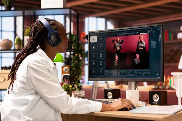 Apartmanda AI yazılımı kullanan bir kadın metni fotoğraflara dönüştürüyor ve müzik dinliyor. Tuğladan ev tipi kulaklık takan kişi bilgisayardaki görüntü oluşturucu modeller için metin kullanır