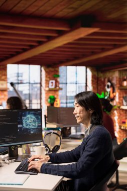 Üst düzey yönetici, rekabetçi bir avantaj elde etmek için yapay zeka teknolojisini kullanıyordu. Deneyimli Silikon Vadisi şirketi yapay zeka uzmanı hızlı teknolojik gelişim üzerinde çalışıyor.