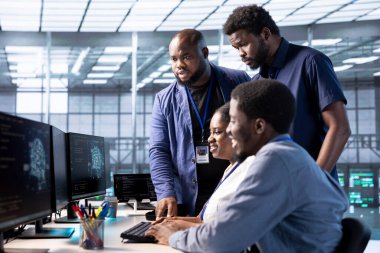 Yapay zeka araştırmasını başarıyla bitirdikten, algoritmaları oluşturduktan ve uyguladıktan sonra sunucu çiftliği yöneticilerinden oluşan neşeli bir ekip. Mutlu veri merkezi meslektaşları yapay çalışmadan memnun.