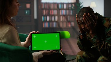 İzole edilmiş fotokopi odası olan bir ordu askeri için danışmanlık oturumu, travma sonrası stres bozukluğu için terapi desteği ve topluma yeniden kazandırma. Geri dönüşlü silahlı kuvvetler askeri. Kamera A.