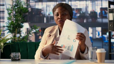 Genel müdür, etik uygulamaların önemini ve ticari başarı için sürdürülebilirliğin önemini vurgulayarak, video görüşmesinde kurumsal sosyal sorumluluğu tartışıyor. Yatırımcılar grup toplantısı. Kamera A.