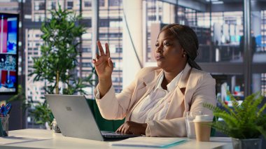 Genel müdür ofiste bir hologram çizimi ile çalışıyor, yüksek teknoloji arayüzü ile bilgi grafikleri üzerinde çalışıyor. CEO sanal efektler ve iş büyümesi için yapay zeka kullanır. Kamera A.