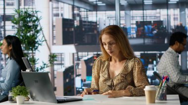 Kendine güveni tam bir genel müdür. Şirketin iş yerinde gülümseyip fotoğraf çekiyor. Fotoğraflarla eğlenmek için cep telefonunu kullanıyor. Akıllı telefondan selfie çeken gururlu bir girişimci. Kamera A.