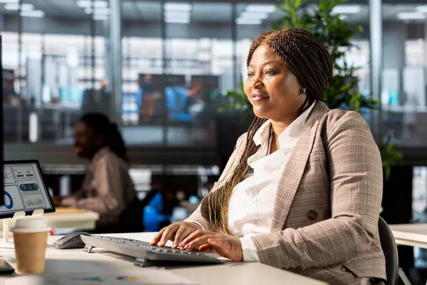 Karar vermek için bilgi ve performans ölçümleri okuyan iş kadını, proje hedeflerine odaklandı. İşletme görevlerini yöneten yönetici yardımcısı ve verileri gözden geçirme, uzmanlık gösterme.
