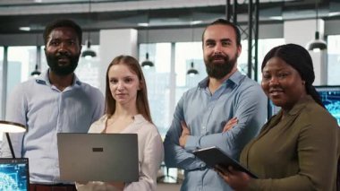 Kod yazan, makine öğrenme API 'leri geliştiren mutlu takım mühendislerinin portresi. Gülümseyen bilişim uzmanlarından oluşan bir ekip yapay zeka ve kamera A 'yı kullanarak yazılımda sorun yaratıyor.