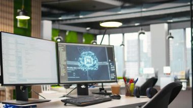 Derinlemesine öğrenmeyi sağlayan algoritmaları tasarlamak ve uygulamak için kullanılan ofis masasındaki bilgisayar. Yapay zeka teknolojisi şirketinin çalışma alanı. Hataları düzeltmek için kod incelemeleri yapan bir bilgisayar.