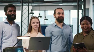 Gülümseyen takım çalışmalarının portresi yapay zekayı performansı ve tahminleri optimize etmek için kullanıyor. Ofisteki neşeli iş arkadaşları eğitim makineleri öğrenme modelleri, kamera A