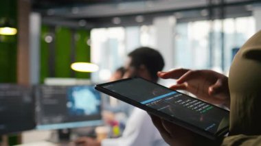 Yapay zekayı tablet üzerinde kullanarak performansı ve tahminleri optimize eden programcıyı kapatın. Ofis eğitim makinesindeki sistem yöneticisi aygıt, kamera A kullanarak modelleri öğreniyor.