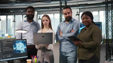 Kod yazan, makine öğrenme API 'leri geliştiren mutlu takım mühendislerinin portresi. Gülümseyen bilişim uzmanlarından oluşan bir ekip yapay zeka ve kamera A 'yı kullanarak yazılımda sorun yaratıyor.